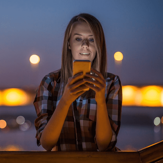 woman_with_phone